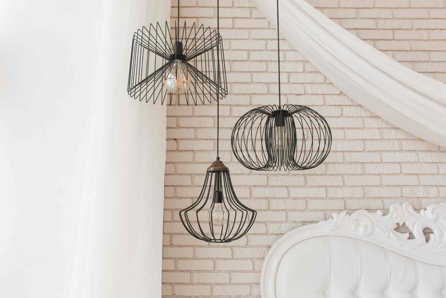 Corpurile de iluminat și decorațiunile unei case mediteraneene moderne